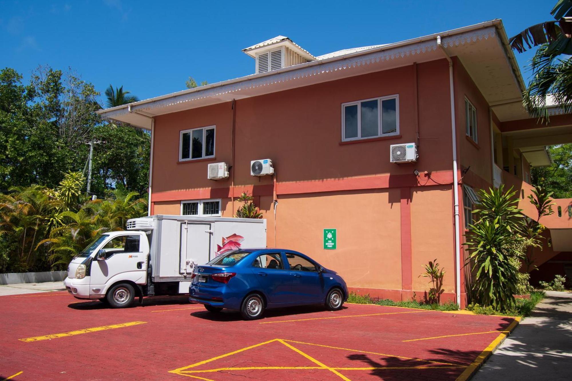 Reef Holiday Apartments Anse aux Pins Exterior photo